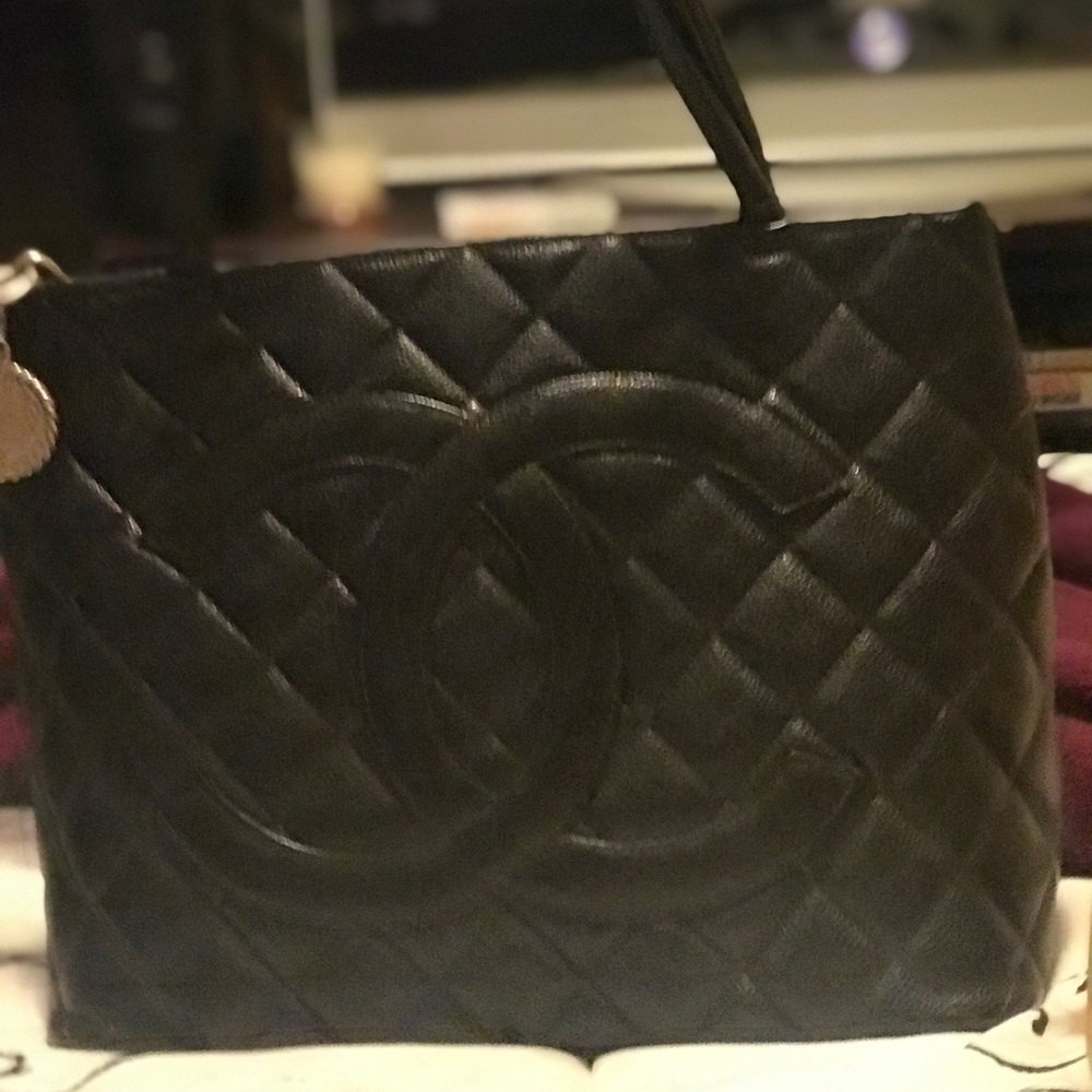 Chanel medallion - Picture 2 of 8